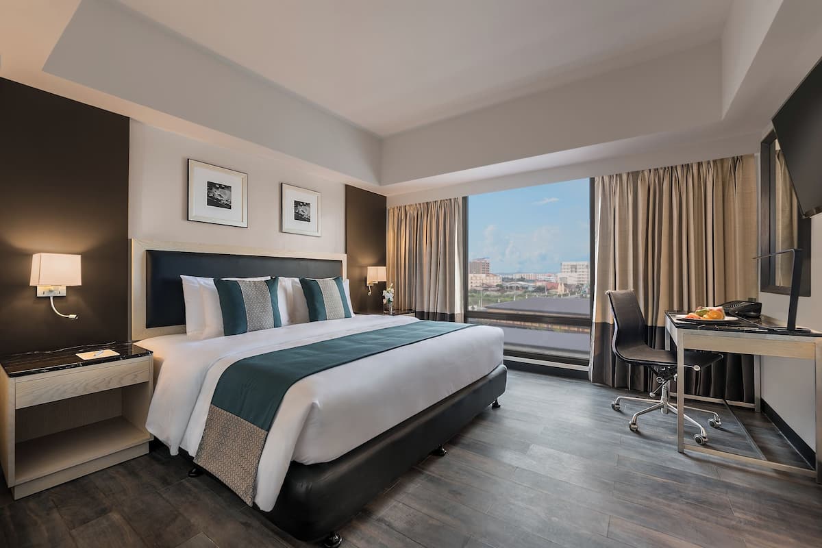 Deluxe-værelse | Premium-sengetøj, minibar, pengeskab på værelset, skrivebord