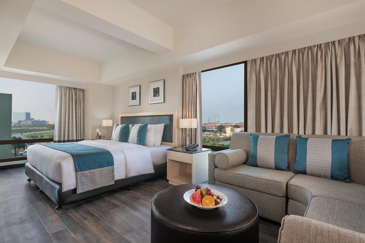 premium bedding, minibar, in-room safe, desk