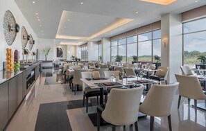 Café da manhã, almoço e jantar; culinária internacional 