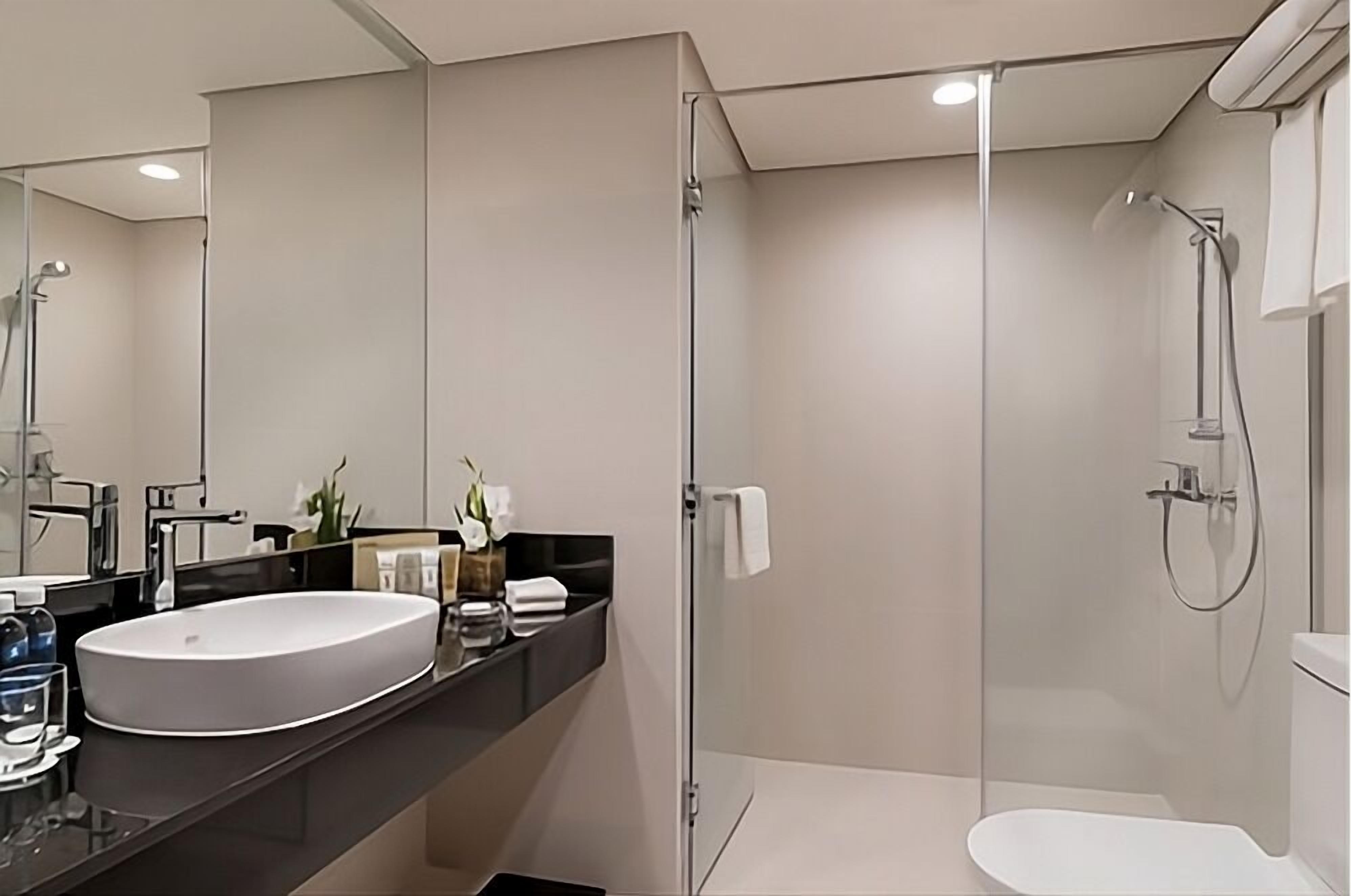 Shower, rainfall showerhead, free toiletries, hair dryer