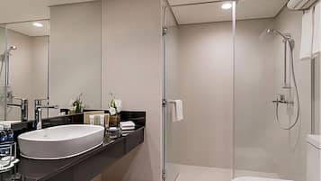 Shower, rainfall showerhead, free toiletries, hair dryer