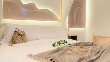 Romantic Themed Room | Premium bedding, free WiFi, bed sheets