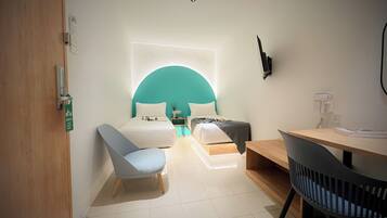 Quarto de hotel moderno com cama, escrivaninha, cadeira e uma pequena mesa.