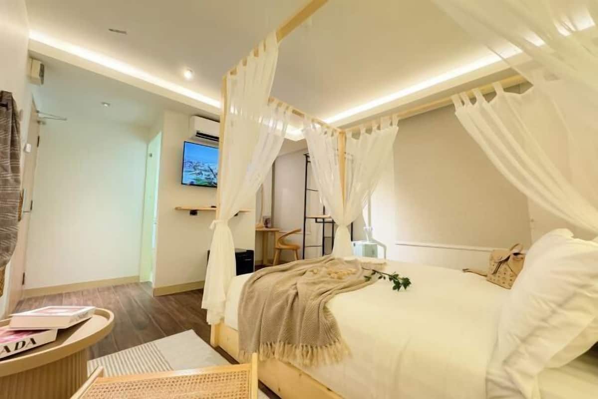 Premium bedding, free WiFi, bed sheets