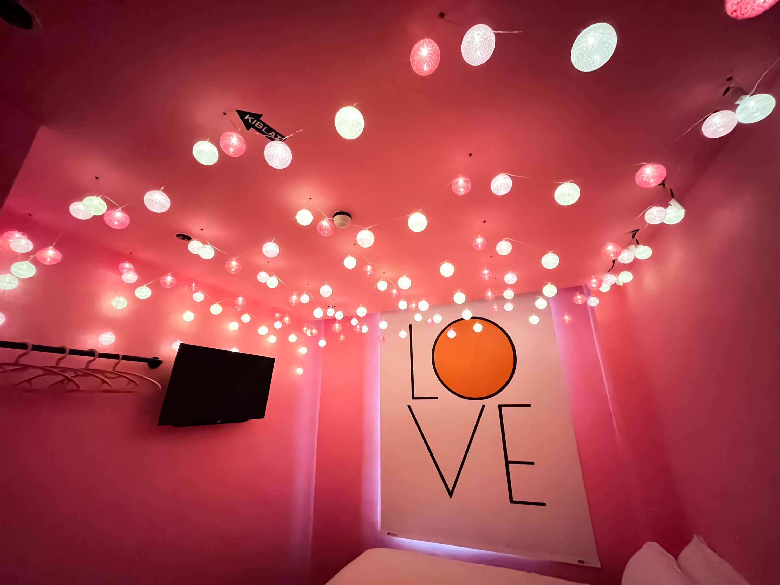 Romantic Themed Room | Premium bedding, free WiFi, bed sheets