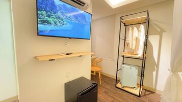 Romantic Themed Room | Premium bedding, free WiFi, bed sheets