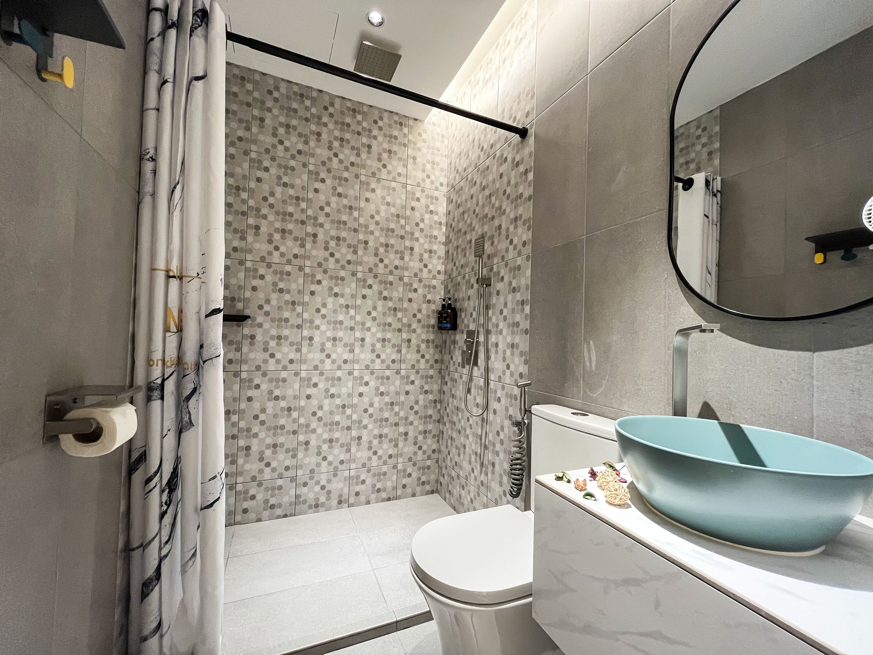 deluxe room family room 4 pax | bathroom | shower, bidet, towels, shampoo