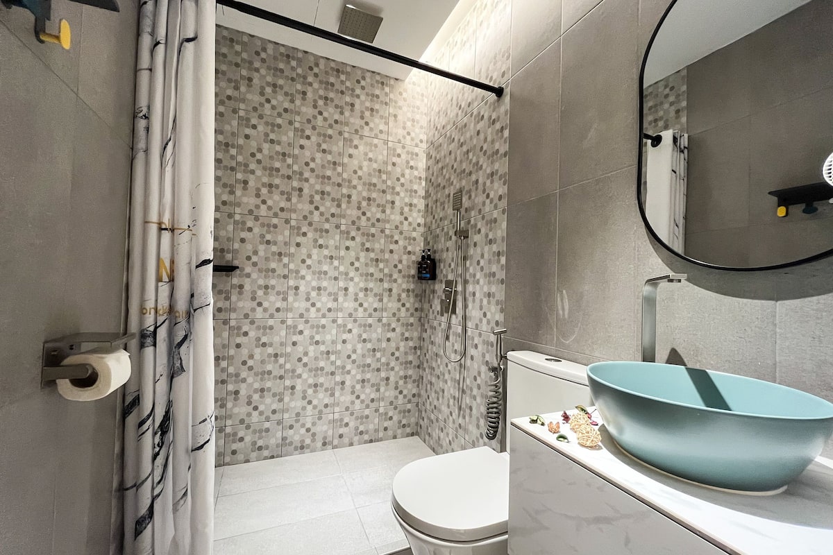 deluxe room family room 4 pax | bathroom | shower, bidet, towels, shampoo