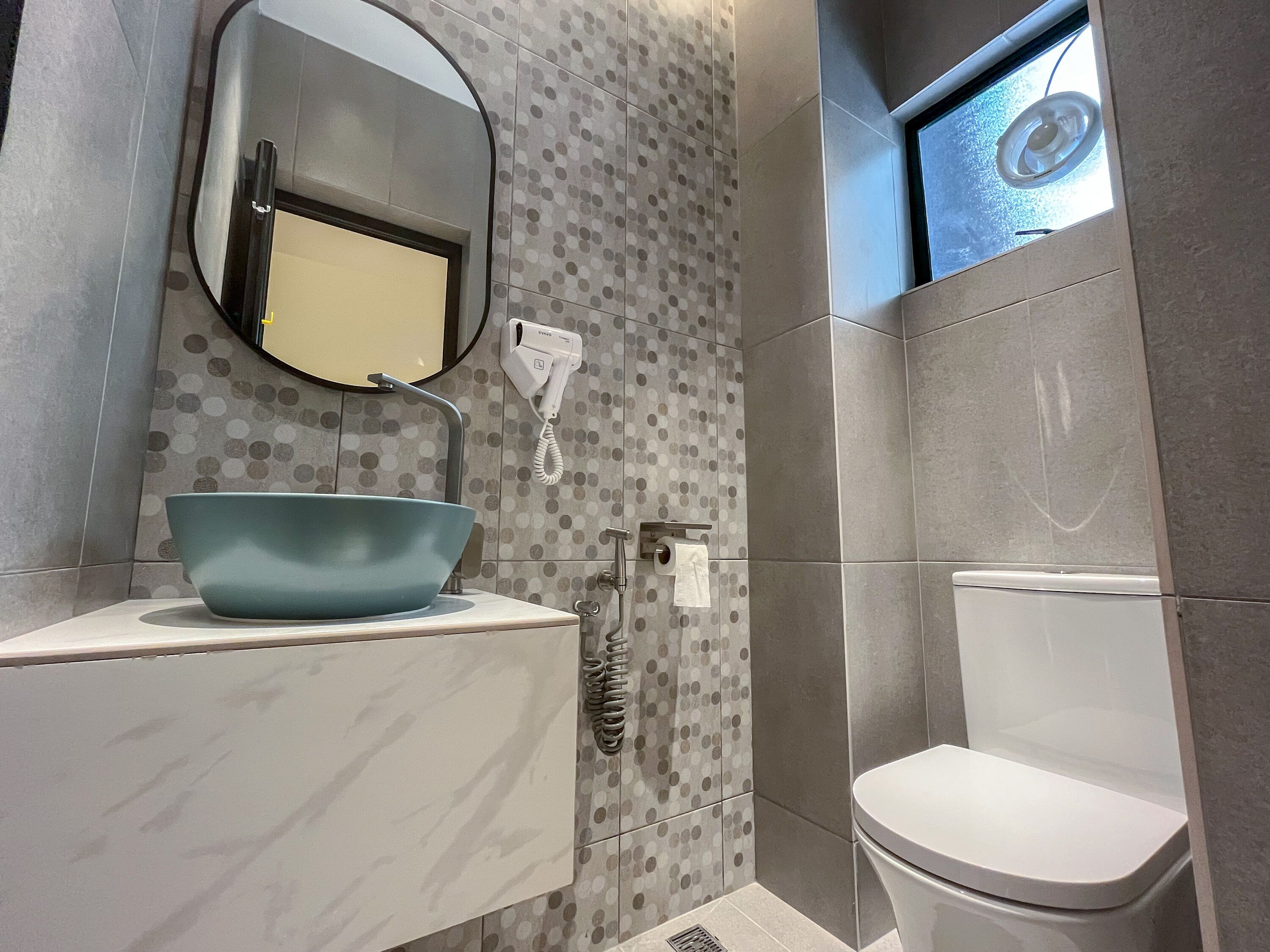 deluxe room family room 4 pax | bathroom | shower, bidet, towels, shampoo