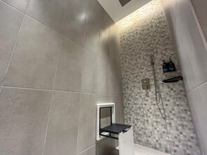 Deluxe Room Family Room 4 Pax | Bathroom | Shower, bidet, towels, shampoo - Apple 1 Hotel Queensbay (George Town)