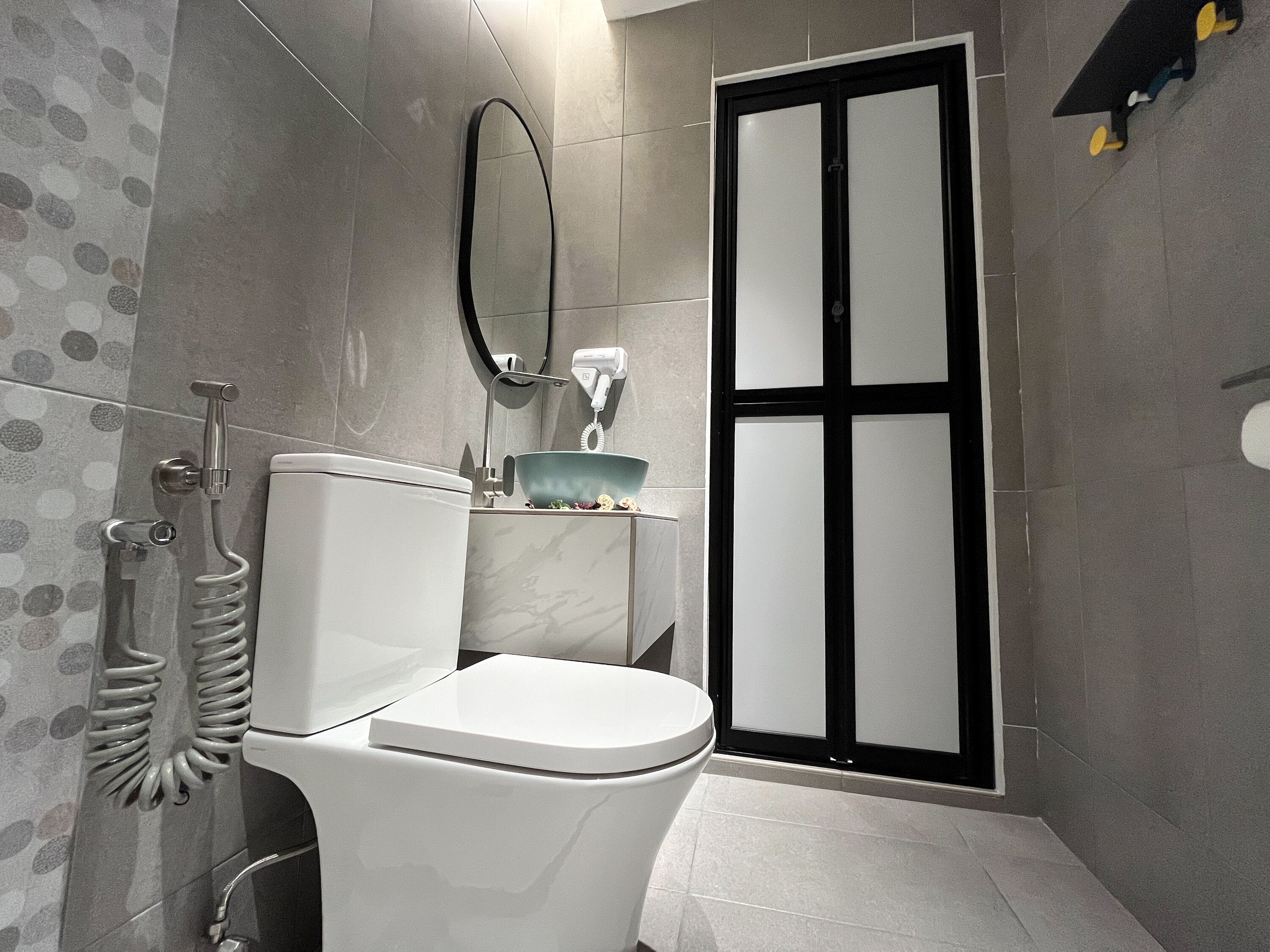 deluxe room family room 4 pax | bathroom | shower, bidet, towels, shampoo