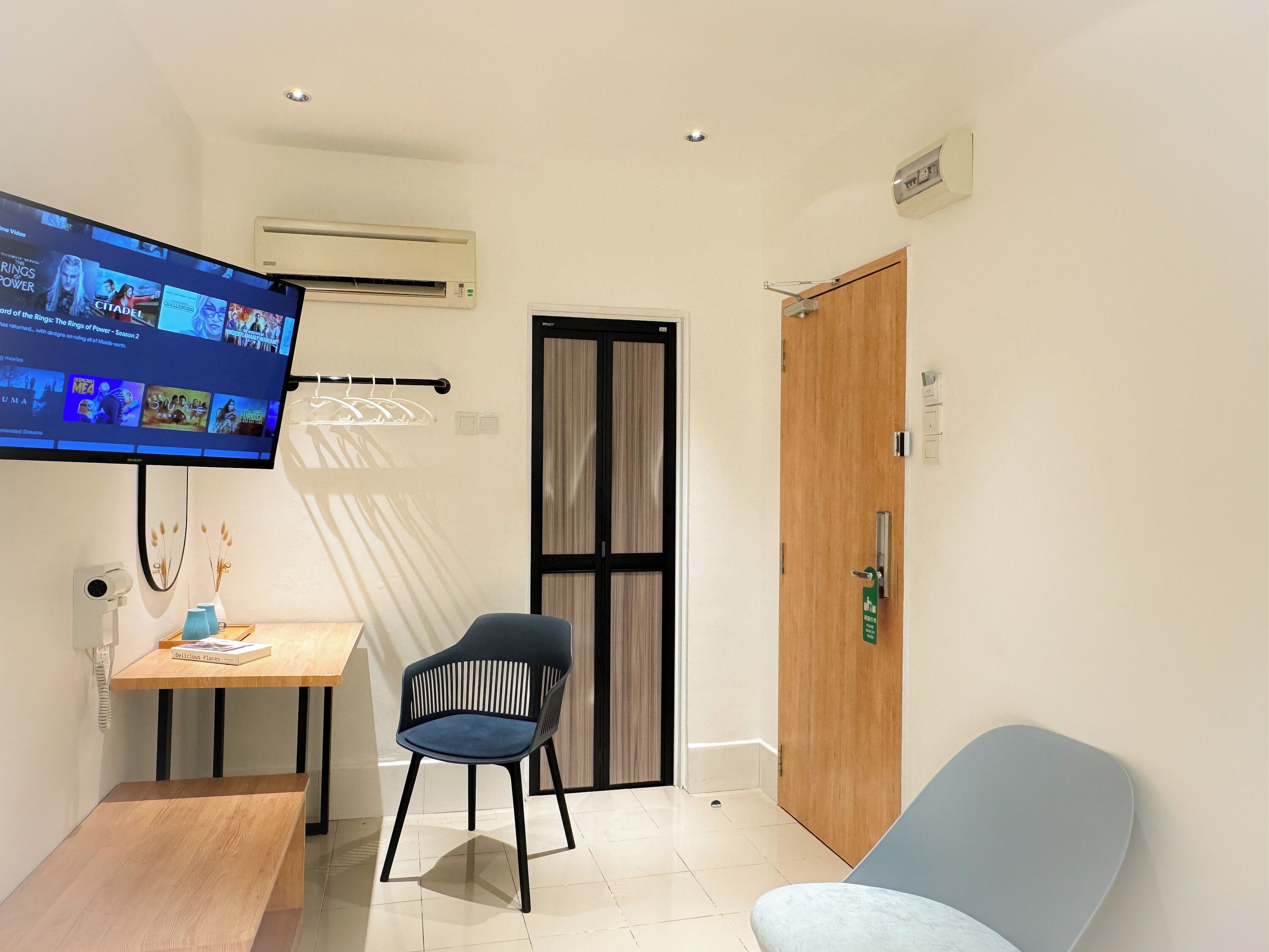 modern twin room | premium bedding, free wifi, bed sheets