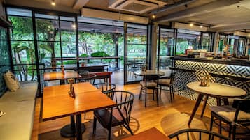 Breakfast, lunch, dinner served; international cuisine