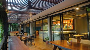 供應早餐、午餐和晚餐，國際料理