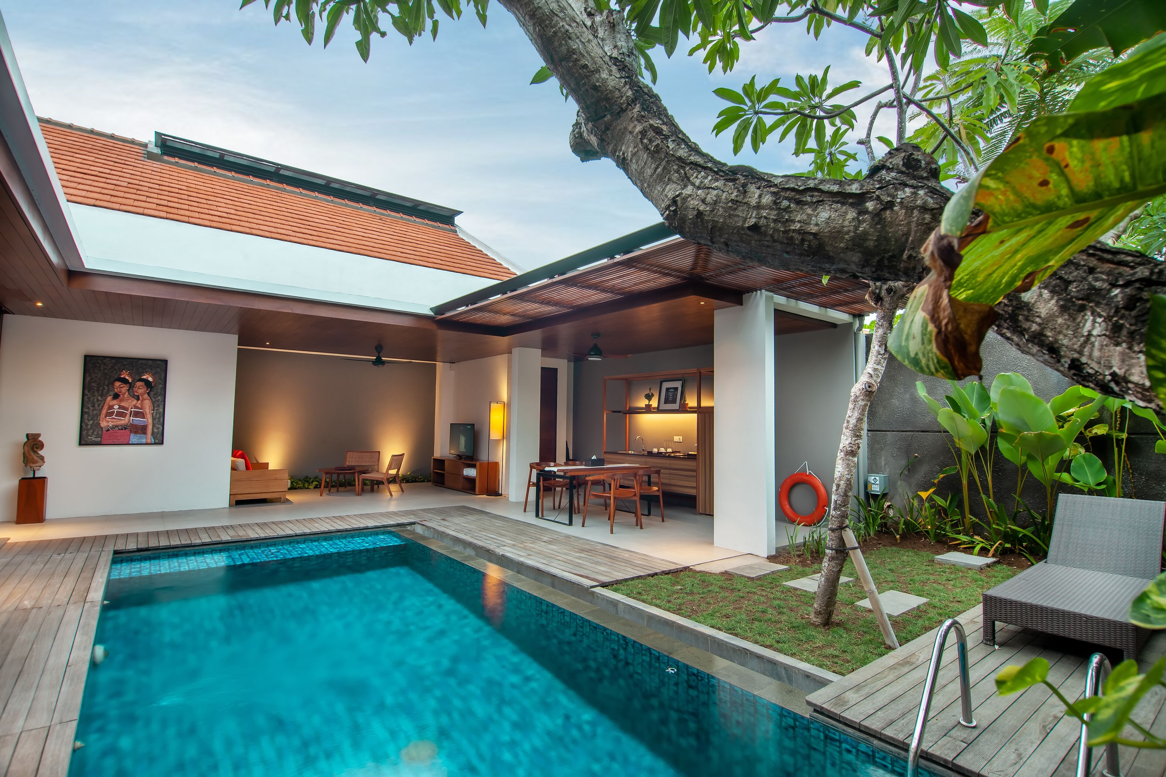 A modern house with a swimming pool, a dining area, and a kitchen.