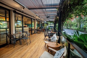 Breakfast, lunch, dinner served; international cuisine 