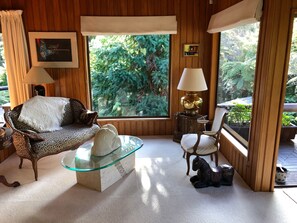 Chalet de diseño, 2 habitaciones, vistas al parque | Zona de estar | Una chimenea