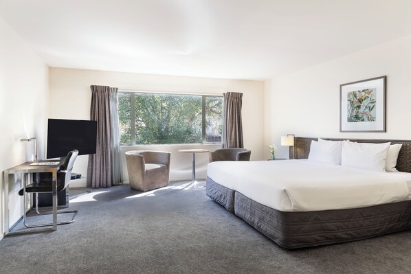 Studio, 1 suuri parisänky | Ylelliset vuodevaatteet, työpöytä