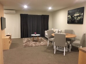 Executive Suite | Premium bedding, desk, laptop workspace, blackout drapes - Edit Auckland Greenlane (Auckland)