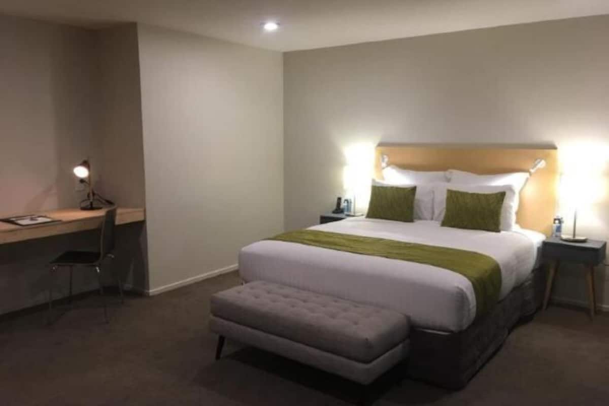 Hochwertige Bettwaren, Schreibtisch, laptopgeeigneter Arbeitsplatz