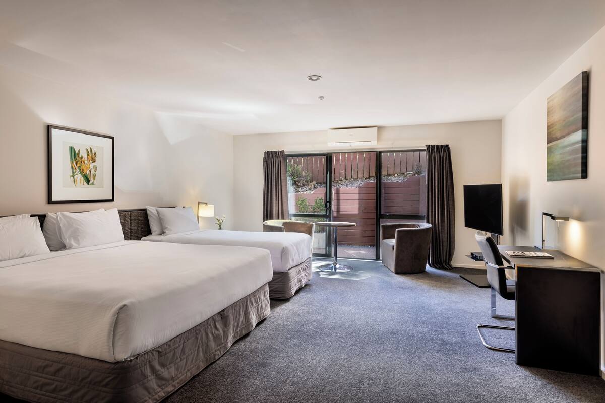 Suite (Twin) | 1 bilik tidur, peralatan tempat tidur premium, meja