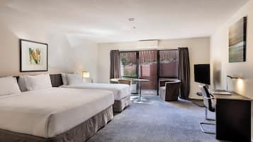 Phòng Suite (Twin) | Bộ đồ giường cao cấp, bàn, khu vực làm việc phù hợp cho laptop