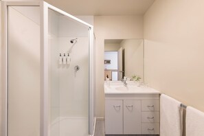 Dusche, kostenlose Toilettenartikel, Haartrockner, Handtücher