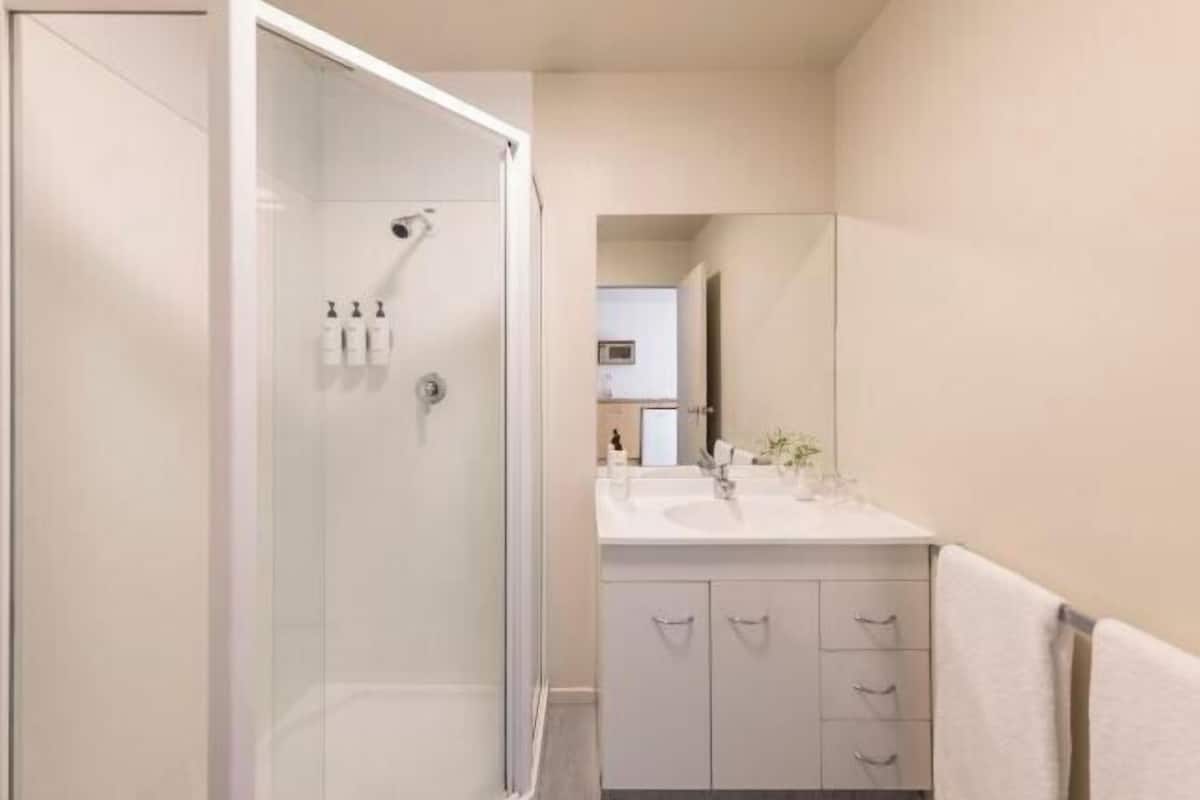 Douche, articles de toilette (gratuits), séchoir à cheveux