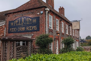 Un bâtiment sur lequel on peut lire l’inscription « The Pelican Food Drink Rooms ».