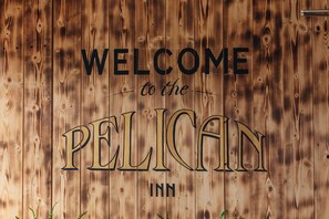 Bar (trong khuôn viên)