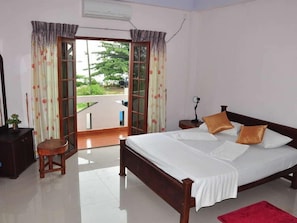 Desk, rollaway beds, free WiFi