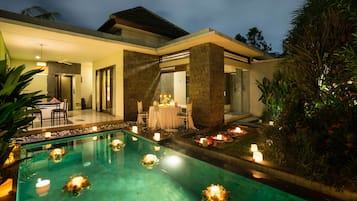 Outdoor pool, pool umbrellas, sun loungers