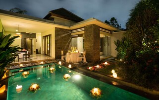 Piscina externa, guarda-sóis, espreguiçadeiras