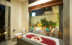 One Bedroom Pool Villas - Samaja Honeymoon Package (Free 1X Dinner and 1X Spa) | Banheiro | Banheira e chuveiro separados, banheira de imersão