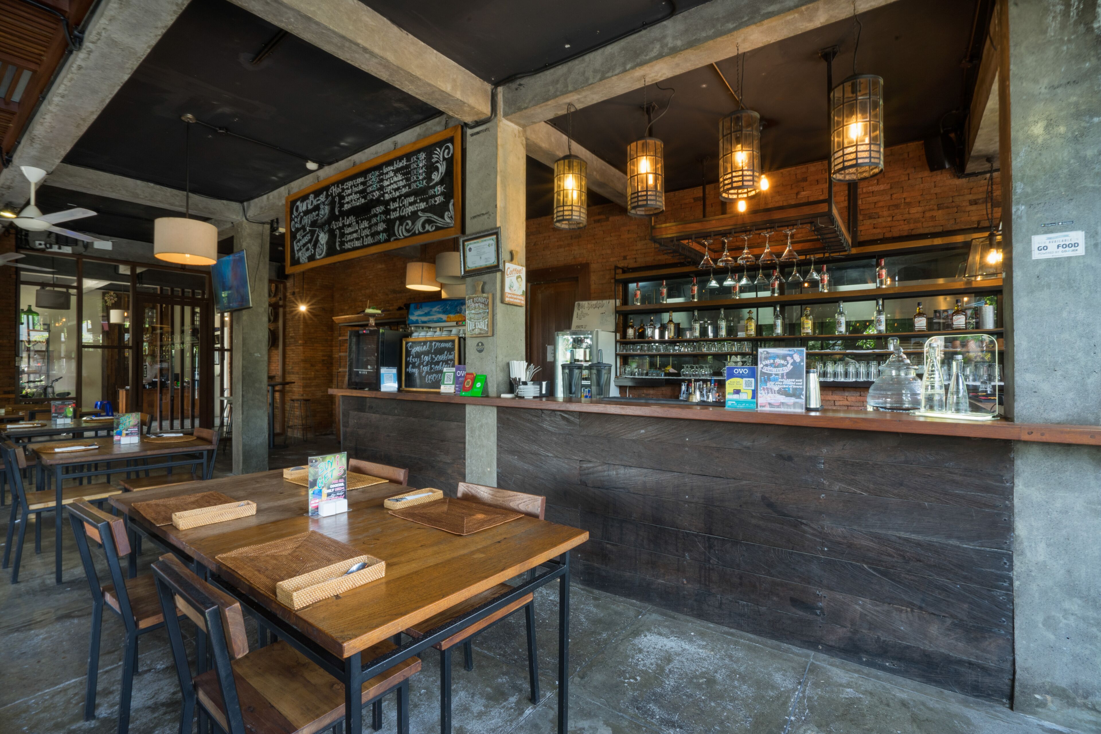 breakfast, lunch, dinner served; international cuisine