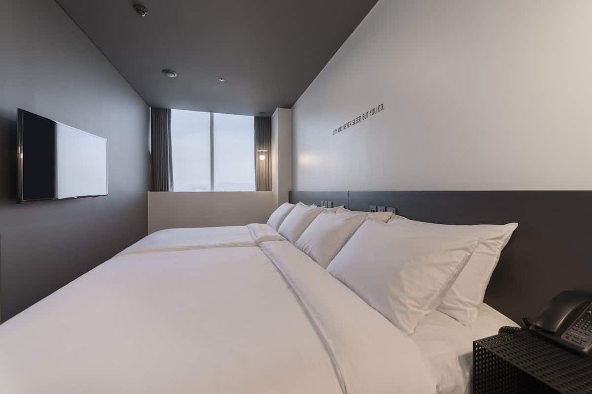 Ropa de cama de alta calidad y caja de seguridad en la habitación