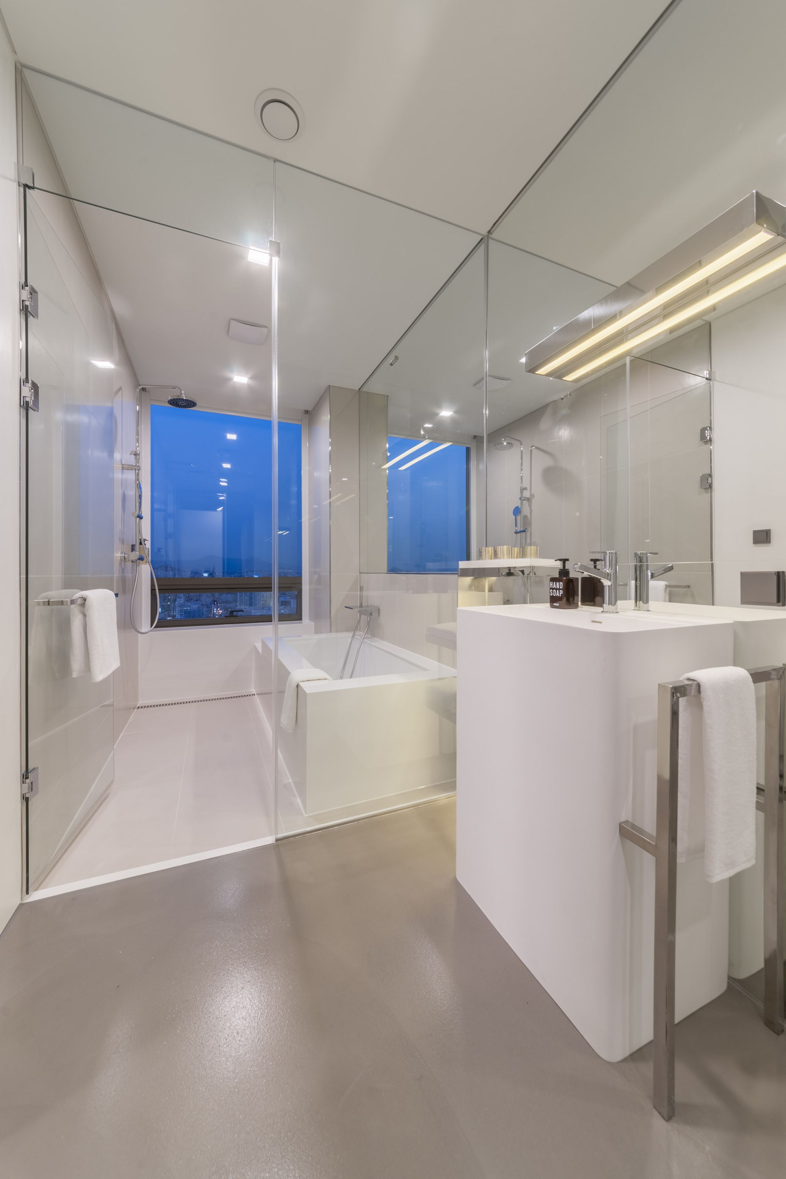 studio (01) | bathroom | hair dryer, bathrobes, slippers, bidet