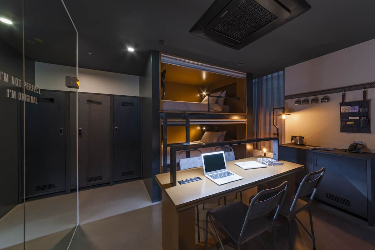 Quad (2 bunked bed room) | Roupas de cama premium, cofres nos quartos, quartos à prova de som