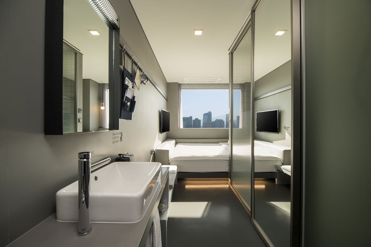 Premium bedding, in-room safe, soundproofing, free WiFi