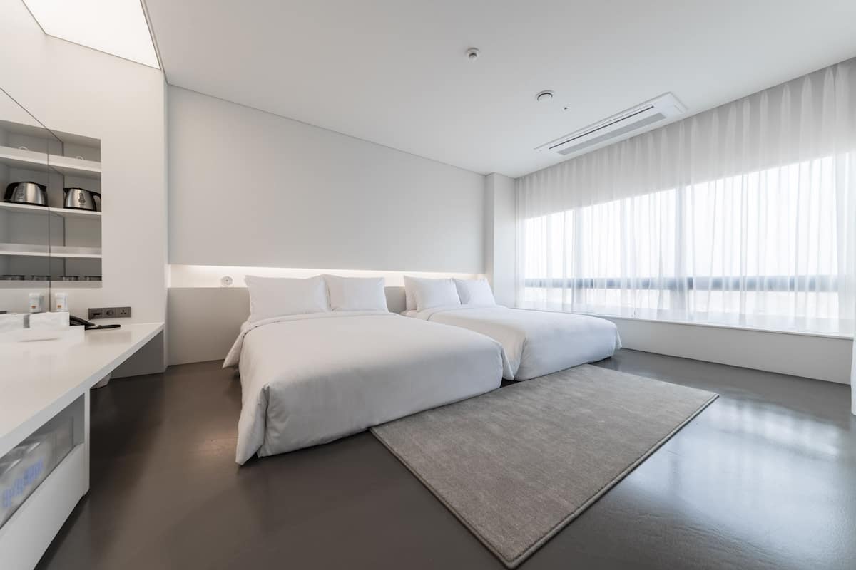 Studio (01) | Premium bedding, in-room safe, soundproofing, free WiFi