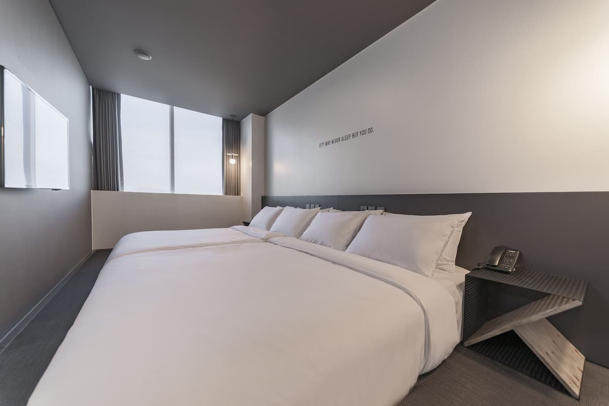 Premium bedding, in-room safe, soundproofing, free WiFi