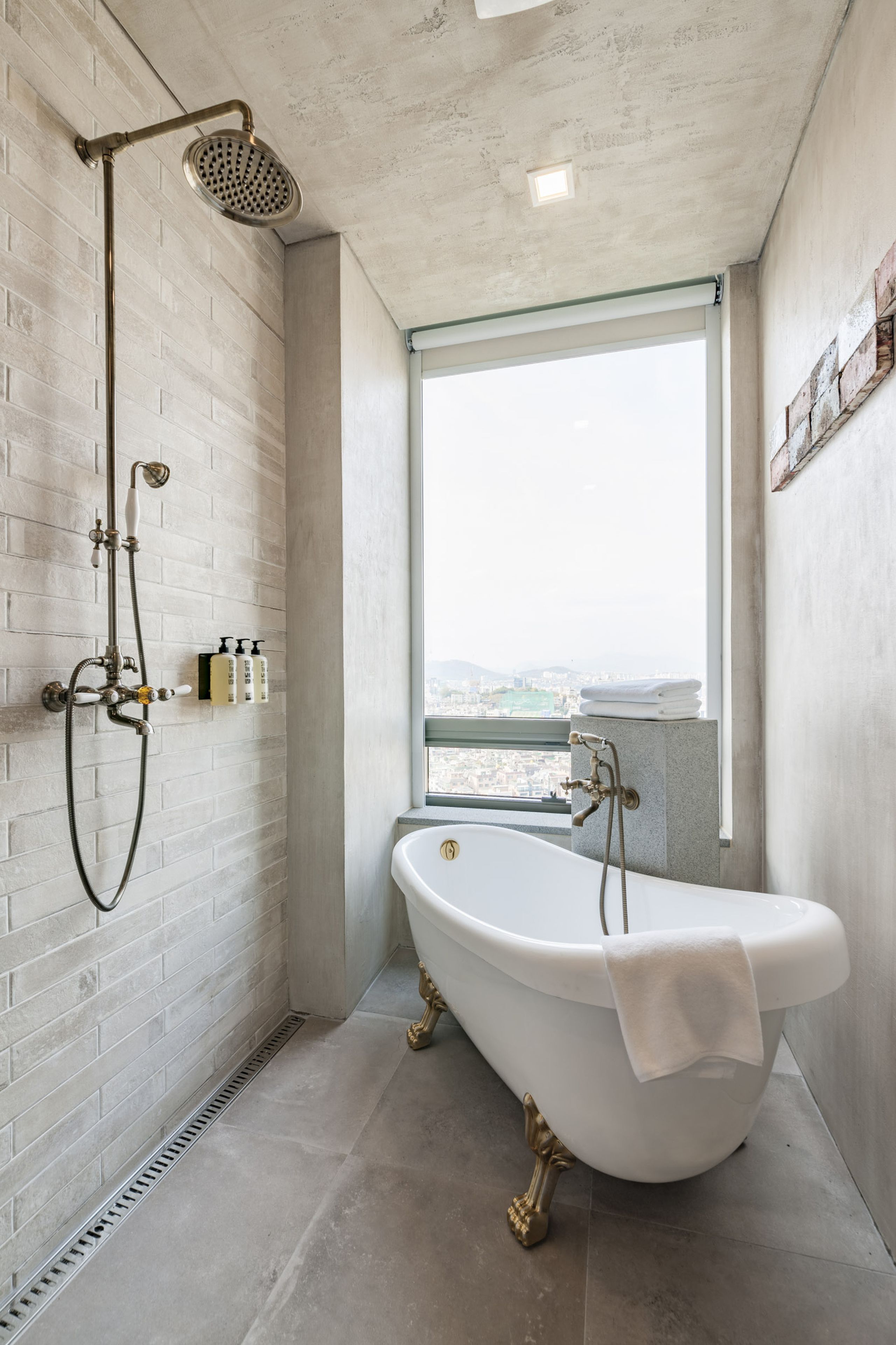 studio (02) | bathroom | hair dryer, bathrobes, slippers, bidet