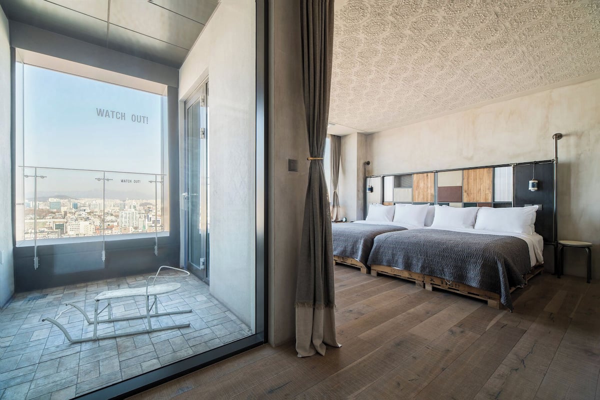 Ropa de cama de alta calidad y caja de seguridad en la habitación