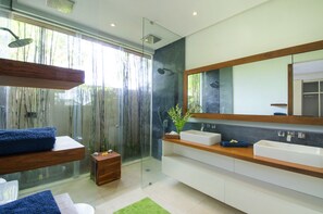 Family Villa, 5 Bedrooms, Private Pool | Bathroom - Pulau Boutique Villas (Kerobokan)