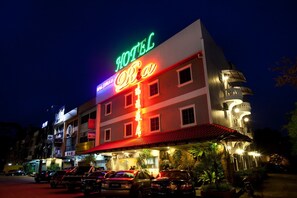 住宿正面 - 傍晚/夜晚