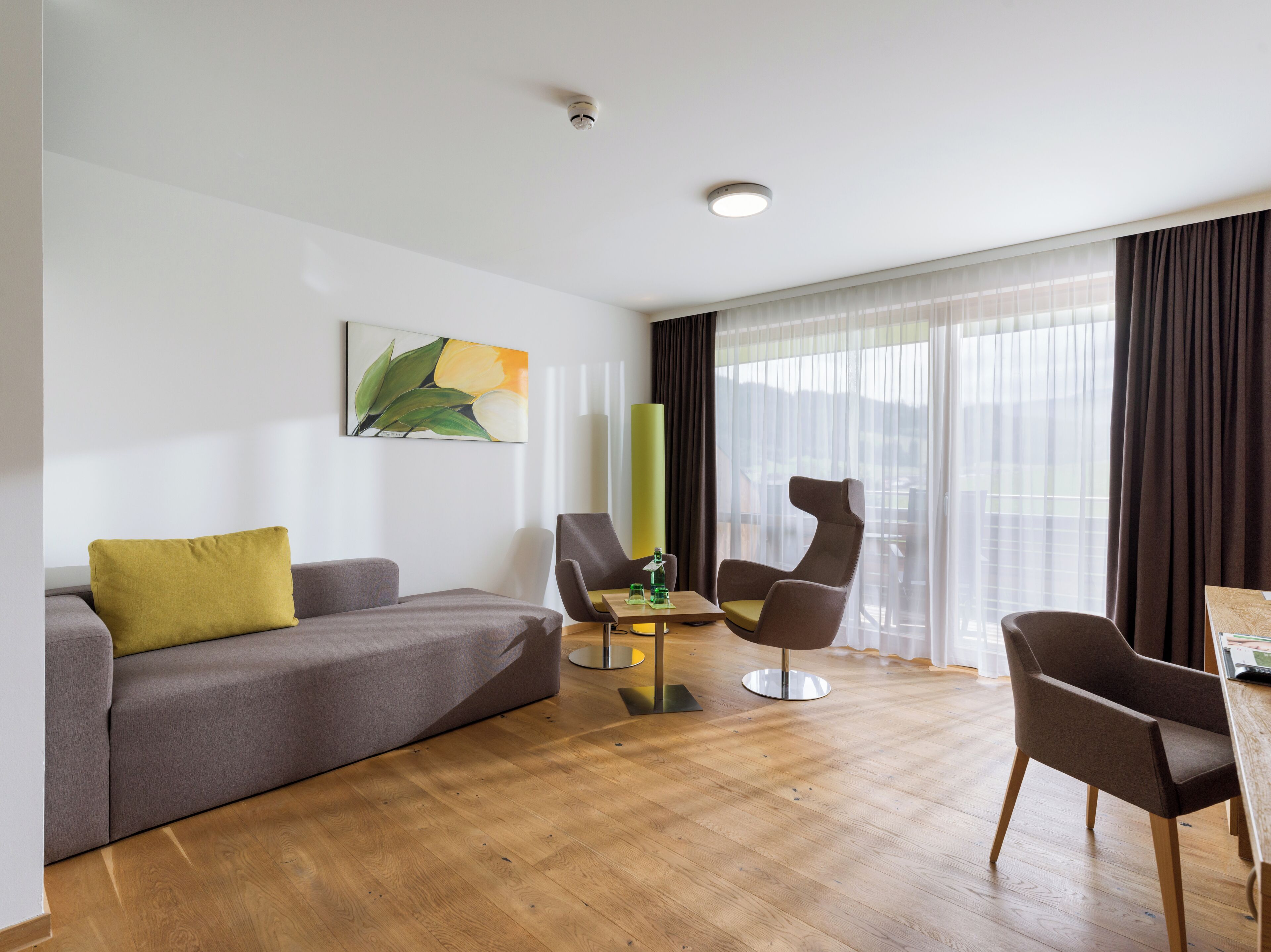 Suite estudio, balcón, vistas a la montaña | Minibar, caja fuerte, escritorio y cortinas opacas