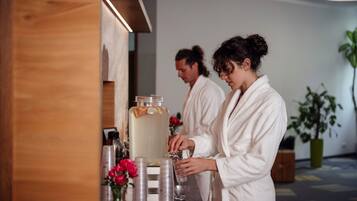 Een sauna, lichaamsbehandelingen, body scrubs, gezichtsbehandelingen