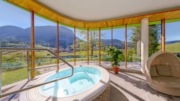 Bồn tắm spa trong nhà