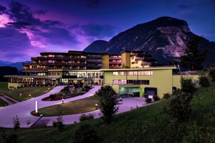Una piscina techada, una piscina al aire libre