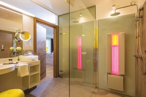 Studio suite, balkon, uitzicht op bergen | Badkamer | Een douche, designer toiletartikelen, een haardroger, badjassen